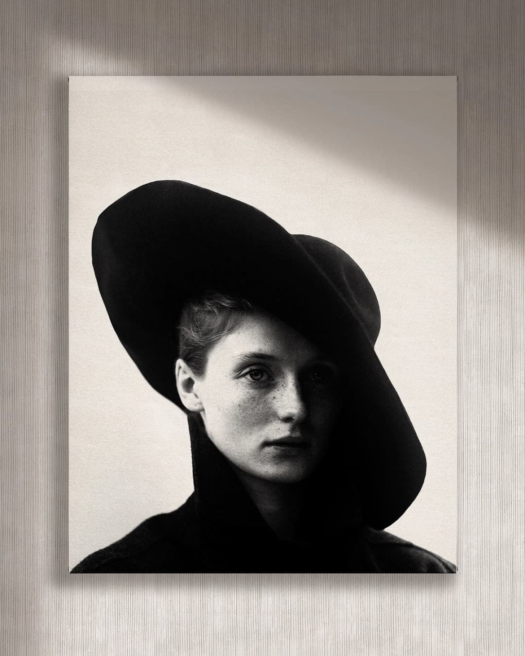 Cuadro Mujer con sombrero vertical - 70x90 cm / Lona tensada con bastidor