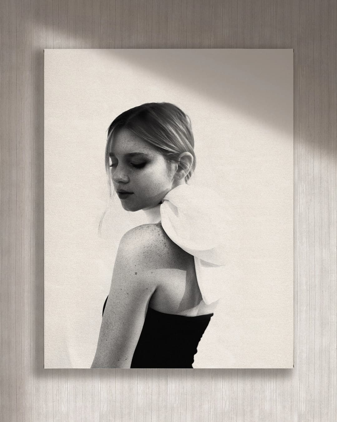 Cuadro Mujer con cinta vertical - 90x110 cm / Lona tensada con bastidor + marco de madera negro
