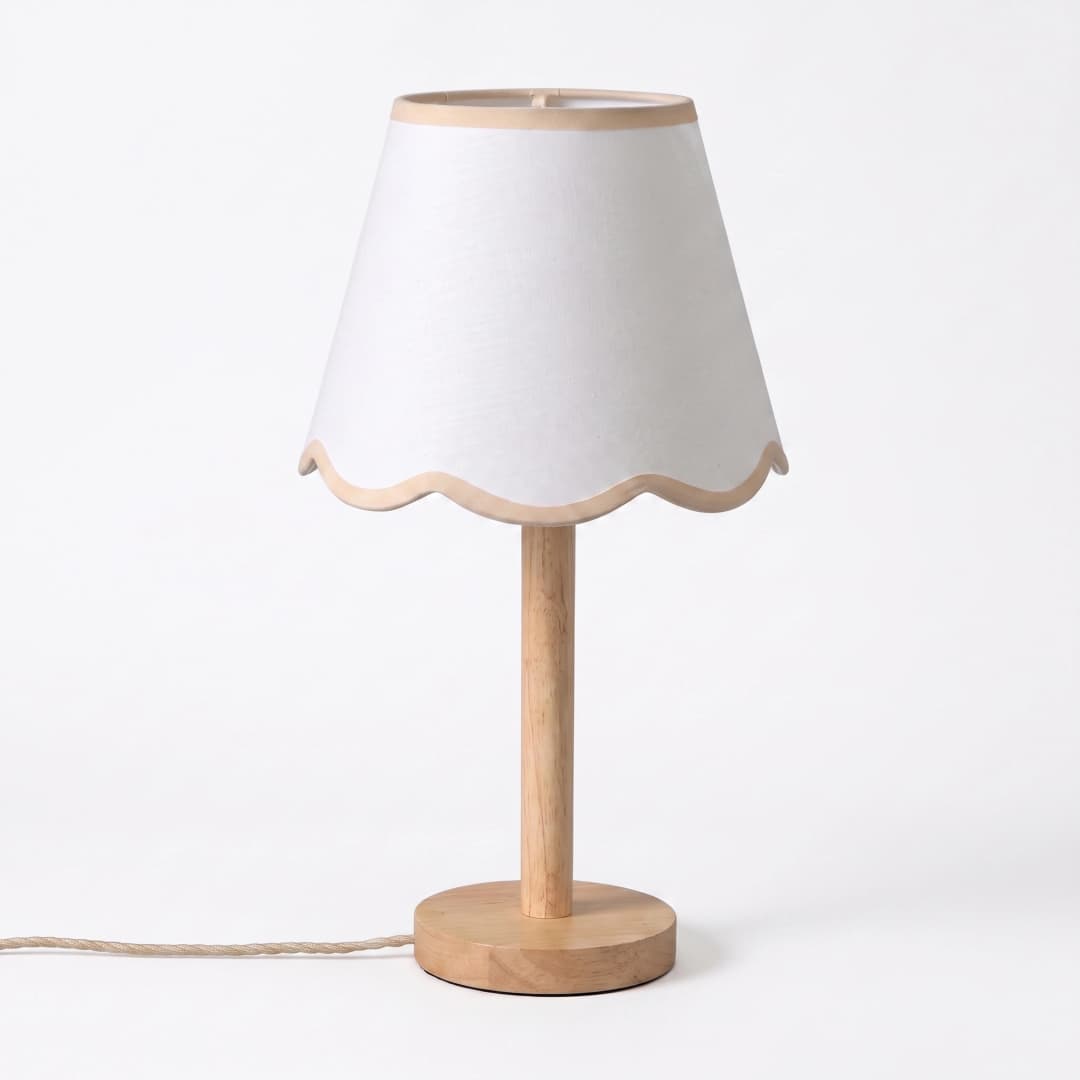 Lampara sobremesa madera con pantalla scalloped textil