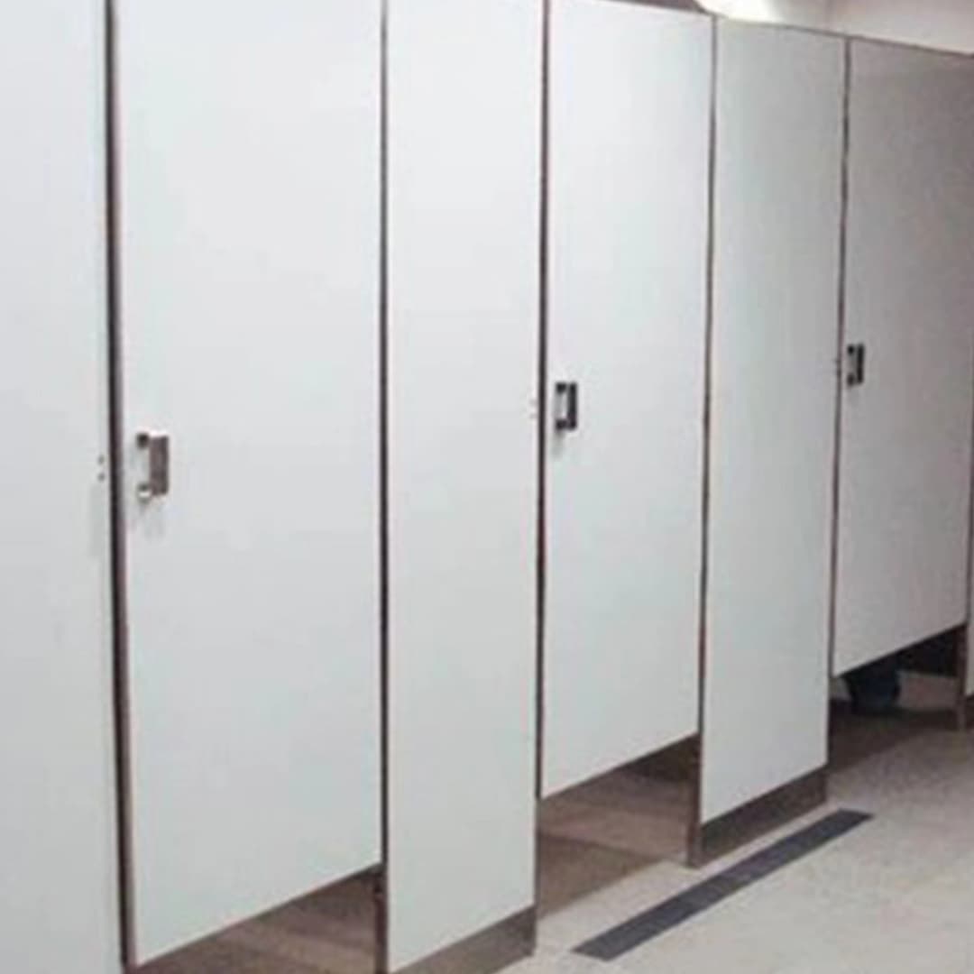 Division de Baño Fenólica Anclada al Piso