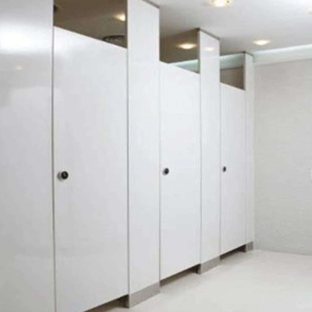 Division de Baño Fenólica Anclada de Piso a Cielo